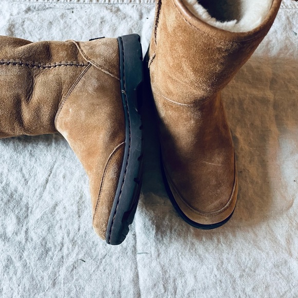 UGG Boots like new condition/ barely worn - Picture 7 of 8